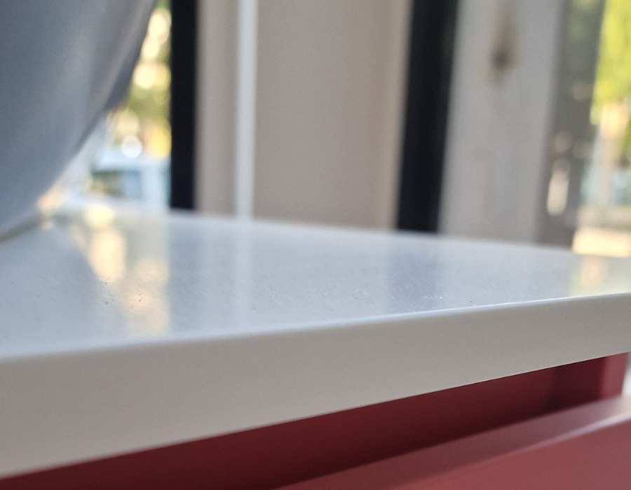 κομμάτι λευκού πάγκου corian